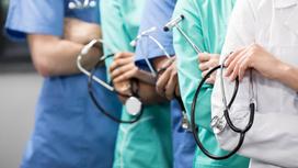 Медицинские работники держат в руках фонендоскопы