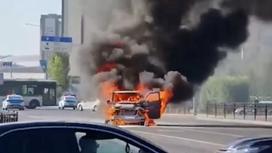 Автомобиль горит на дороге