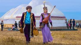 Казахи в национальной одежде