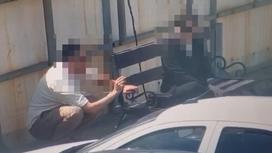 Мужчины попали на видео в Павлодаре