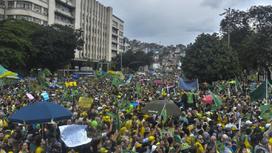 Толпа протестующих в Рио-де-Жанейро