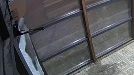 Сломали дверь на остановке в Костанае