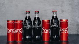 Банки Coca-Cola на столе