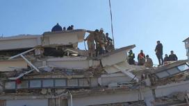 Спасатели ищут пропавших под завалами здания в Хатае