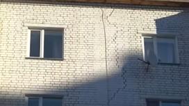 Трещина в стене многоэтажки в Уральске