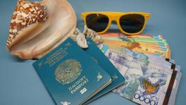 Паспорта, ракушки, очки и деньги лежат на столе