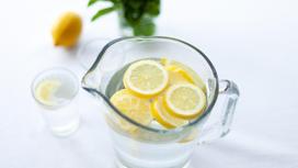 Вода с лимоном в графине