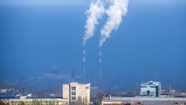 Вид на дымовые трубы завода в Алматы