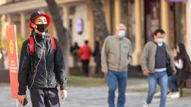Люди в масках гуляют по городу