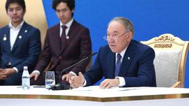 Нурсултан Назарбаев говорит в микрофон
