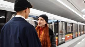 Девушка и парень на станции метро
