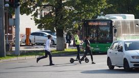 Люди, машины и автобус на дороге в Алматы