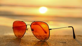 Солнцезащитные очки на песке