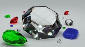 По центру лежит большой прозрачный бриллиант круглой формы. Рядом рассыпаны разноцветные драгоценные камни разной формы и размеров