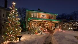 Дом украшен рождественской атрибутикой