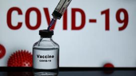 Ампула с вакциной от COVID-19 и шприц