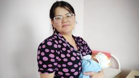 Мать с новорожденным ребенком в Темиртау