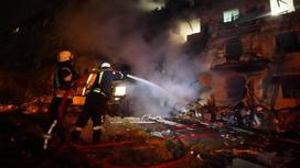Спасатели на месте горящего жилого дома в Киеве