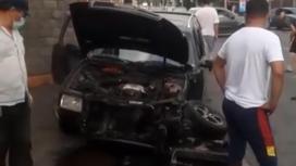Поврежденный автомобиль на месте аварии в Алматы