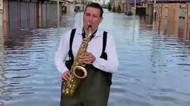 Мужчина играет на саксофоне