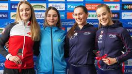 Казахстанская конькобежка Надежда Морозова (вторая слева)