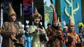 Девушки в национальных костюмах на праздновании Наурыза