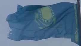 Порванный флаг сняли на видео в Уральске