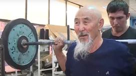 Пожилой мужчина занимается в спортзале с тренером