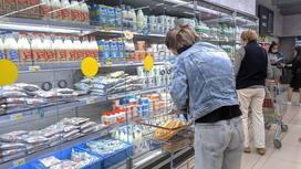 женщина выбирает продукты в магазине