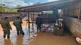 Дождевая вода на территории домостроения в Туркестанской области