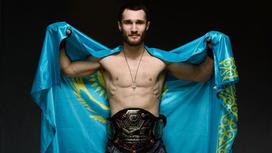 Сергей Морозов держит флаг Казахстана