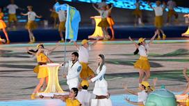 Знаменосцы сборной Казахстана во время открытия Азиады