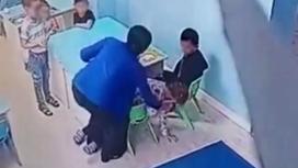 Женщина хватает девочку за ухо Женщина хватает девочку за ухо