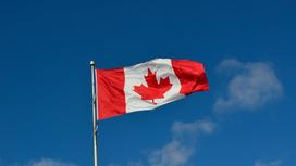 Флаг Канады на фоне неба