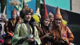 Девушки в казахских национальных костюмах