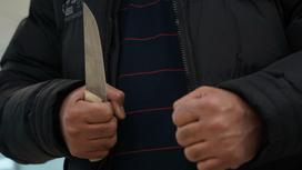 Мужчина держит нож в руке
