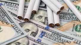 Сигареты лежат на долларах США