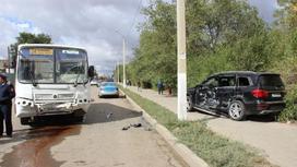 Автобус столкнулся с внедорожником в Актобе