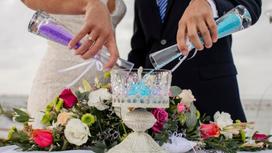 Жених и невеста участвуют в свадебном конкурсе