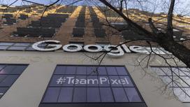 Логотип Google на здании