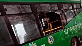 Автобус с разбитыми стеклами