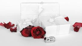 Упакованные подарки, розы и лепестки роз