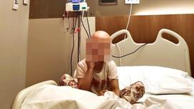 Девочка сидит на кровати в больнице