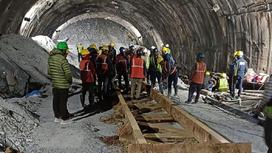 Рабочие возле заваленной части тоннеля в Индии