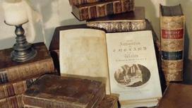 Книги в старинных переплетах на столе