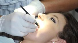 девушка на приеме у стоматолога