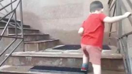 Ребенок идет по лестнице