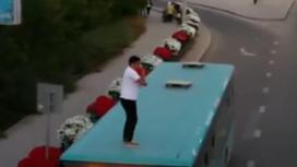 Танцы на крыше автобуса в Караганде