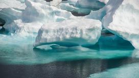 Ледяные глыбы лежат на льду