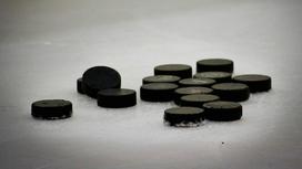 Хоккейные шайбы на льду
